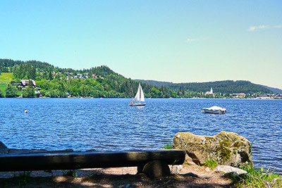 Malerisch liegt der Titisee im Schwarzwald