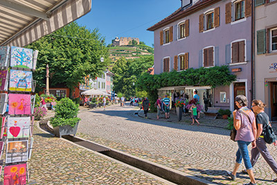 Fußgängerzone in Staufen mit Blick zur Burg